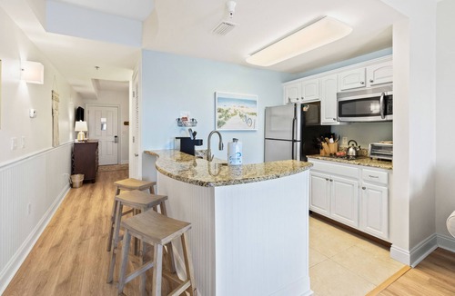 Sunnyside Apartment | Newly renovated fourth-floor studio w/spectacular views, shared hot tub, & pool