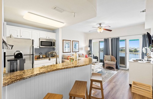 Sunnyside Apartment | Newly renovated fourth-floor studio w/spectacular views, shared hot tub, & pool