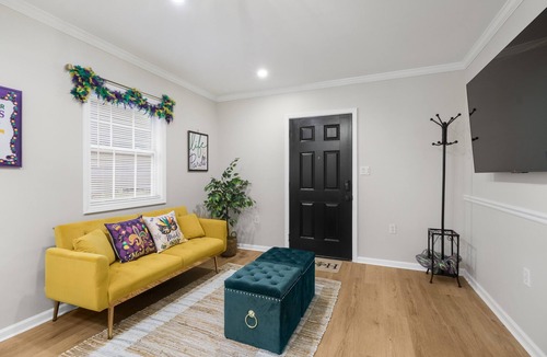 Mid-City Apartment | Newly renovated 2bedrooms with 1 Bonus room and 2 bathrooms in MidCity