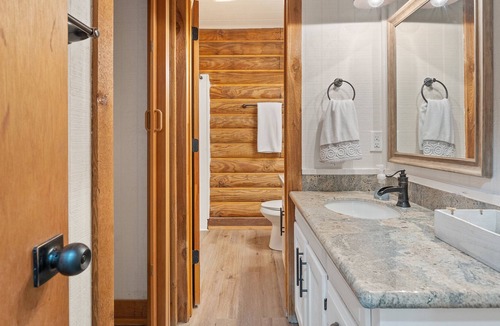 Florida Panhandle Cabin | Newly Renovated 4/3 Cabin, 65"TV, Hot Tub, Firepit