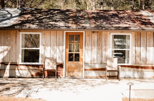 Fairhope House | Newly renovated cottage on a quaint lake with ancient oak trees & ample privacy.