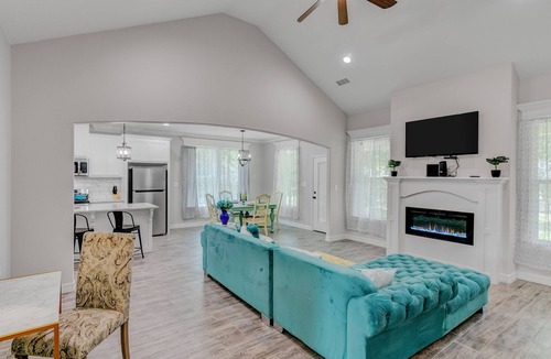 Beaumont House | Newly Renovated Luxe West Beaumont w Private Patio