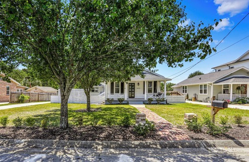 East Hill Cottage | Newly Renovated, Luxury East Hill Home Next to Bayview Park. 15 min to the Beach