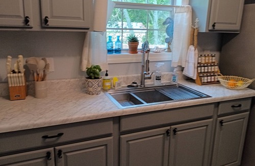 Warrington Cottage | nHalloween family getaway: hidden gem/jacuzzi tub/pet friendly/.Mins. from NAS