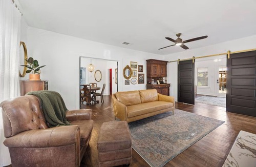 Central Arlington Cottage | Nice 2-bedroom cottage with AC in charming Arlington