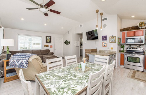 Shoreline Park House | Nice, family friendly camp with private boat launch.