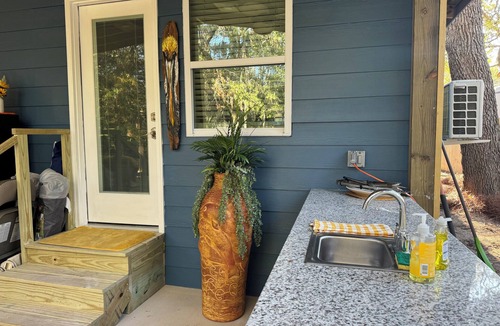 Niceville House | Niceville FL Charming 2-bedroom house with WiFi, AC OUTDOOR kitchen and LR