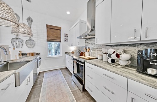 Sunnyside House | No Worries: Sleeps 18 with Carriage House, Private Pool, and Beach Access!