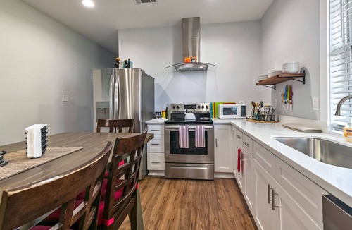 Saint Roch House | NOLA Arts St Heaven - 2 miles to FQ - Free Parking - Blackout Curtains