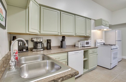 Saint Thomas Development House | NOLA Gem: 3 Mi to French Quarter