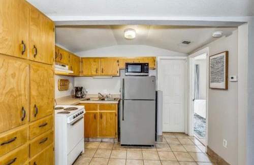 South Pensacola Apartment | North Highlands Nest- Unit D