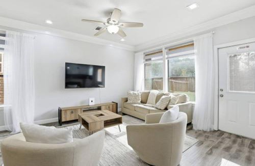 Greater Fondren Southwest House | O22B Southwest Houston 1BR King Bed Pet Friendly Fast WiFi