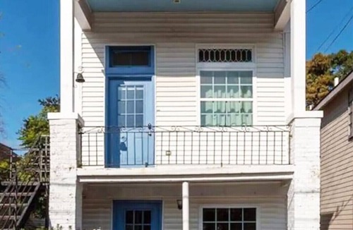 Leonidas House | Oak St Corridor | 4 Blocks to Streetcar, Parking