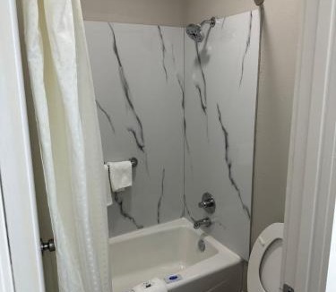 Oakdale Hotel | Oakwood Inn