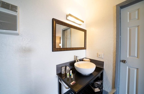 Ocala Hotel | Ocala I-75 Family Fun Basecamp! Non-Smoking Room w/Free Breakfast