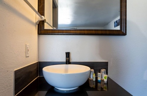 Ocala Hotel | Ocala I-75 Family Fun Basecamp! Non-Smoking Room w/Free Breakfast