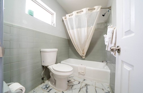 Ocala Hotel | Ocala I-75 Family Fun Basecamp! Non-Smoking Room w/Free Breakfast