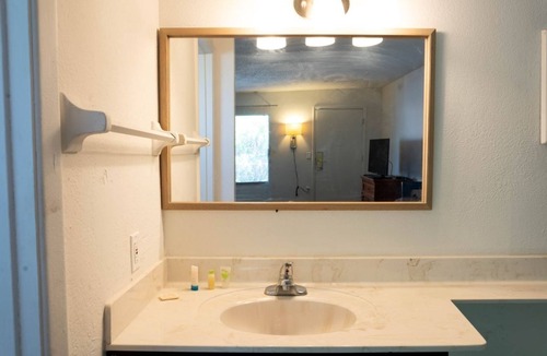Ocala Hotel | Ocala I-75 Family Fun Basecamp! Non-Smoking Room w/Free Breakfast