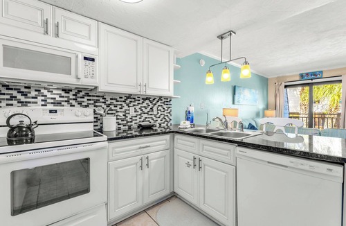 East End House | Ocean Mile B-5, Overlooks Pool, Boardwalk to Beach