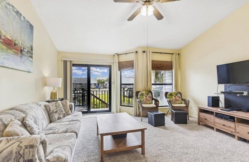 East End Condo | Ocean Mile L-7 is a splendid 1 bedroom / 1 bath townhome with beautiful views.