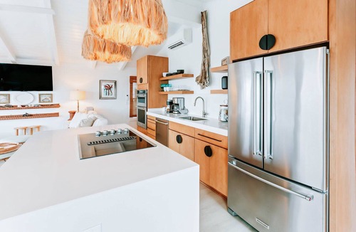 Ocean Cay House | 🌴 Oceanfront Cottage on Amelia Island 🌴 Walk to Main Beach-SaltLife Food Shack-Sandbar-Putt-Putt 🌴 Sunrise views from the deck 🌴 Easy Access to Fort Clinch State Park & downtown Fernandina 🌴 Updated modern bohemian Design ⭐️ 300+