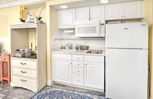 Ortona Park Condo | Oceanview Studio Private Balcony Walk to Beach