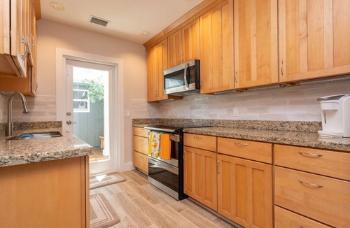 New Town House | OFF THE HOOK - 3 Bedroom/3 Bathroom W/Pool & Parking