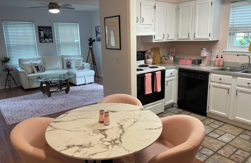 Flowood House | Old Hollywood Near Water Sleeps 6 with pool access!