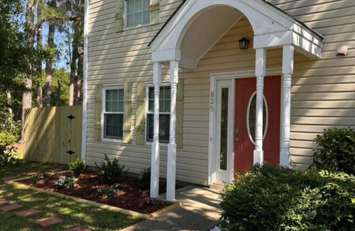Flowood House | Old Hollywood Near Water Sleeps 6 with pool access!