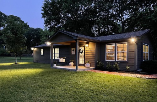 Montgomery House | “Olive” is a Luxurious Guest House Retreat, sleeps 6 . Downtown Montgomery, Tx.