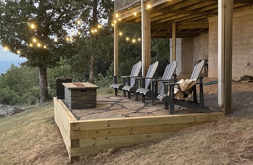 Russellville House | ON Mt Nebo State Park Luxury Mountain Retreat with Above the-clouds sunrise view