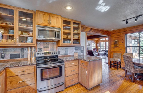 Streetman Cabin | On-Site Lake Access: Streetman Vacation Rental!