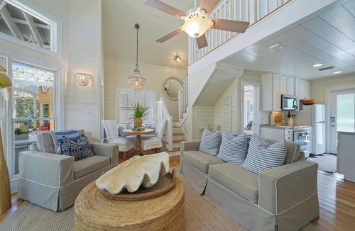 Seaside House | Only 2 Min Walk to Seaside Private Beaches! Renovated home + 2 Adult Bikes!