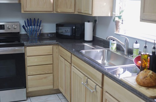 Brent Cottage | Orange Tree Cottage- Entire Cottage, Cute and Charming!