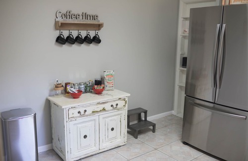 Brent Cottage | Orange Tree Cottage- Entire Cottage, Cute and Charming!