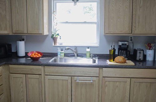 Brent Cottage | Orange Tree Cottage- Entire Cottage, Cute and Charming!