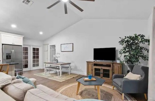 Shreveport House | Our cozy, fully remodeled "Treehouse"!