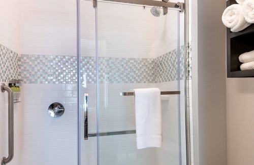 Lake Charles Apartment | Outdoor Pool. Free Breakfast. Cozy Queen Studio.