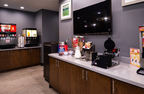 Lake Charles Condo | Outdoor Pool. Free Breakfast. Gym. Great for Business Travel!