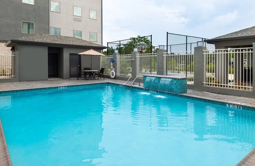 Lake Charles Apartment | Outdoor Pool. Free Breakfast. Cozy Queen Studio.