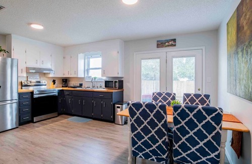 Brent House | Overlook Backyard Retreat~families welcome~central