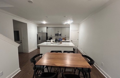 Oxford Condo | Oxford Townhome, 3 Master Suites, Minutes to Campus & Square!