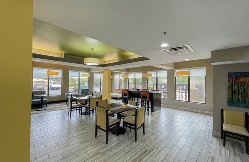 Tougaloo Hotel | OYO Townhouse Jackson/Ridgeland