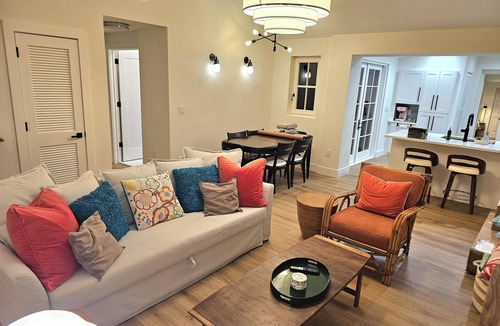 Old Northwood House | Palm Beach Pink House. Walk to restaurants and shops