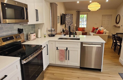 Old Northwood House | Palm Beach Pink House. Walk to restaurants and shops