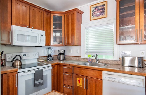 The Meadows Condo | Palm Isle: Tropical 2nd-Floor Unit, Shared Heated Pool, Near Duval St, Historic Seaport & Beaches