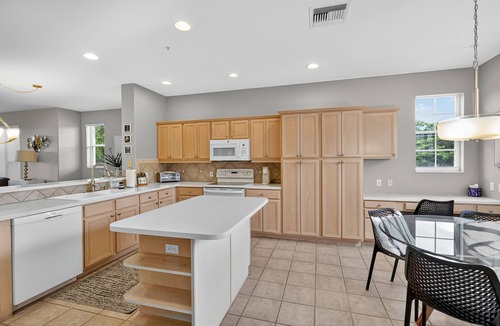 Tropical Cove Condo | Palmtree Posh at Lexington CC Lake Village