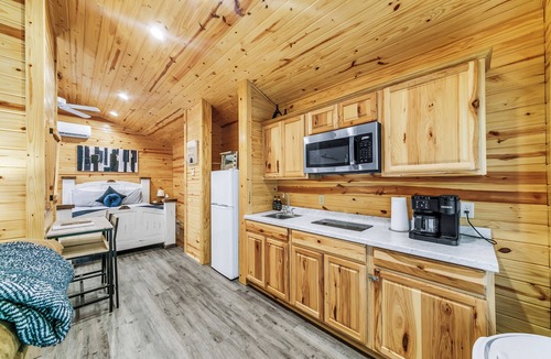 Jones Mills Cabin | Pam's Treehouse Cabin #3 - Cozy treehouse cabin right on a creek!