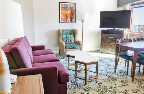 Faubourg Lafayette Resort | Parade‑Route 1BR Mardi Gras Week Club Wyndham Avenue Plaza