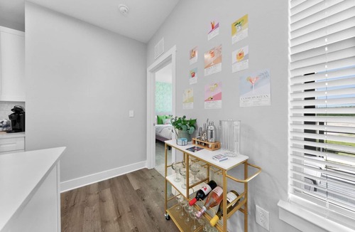 Southside Apartment | Paradise Escape: Stylish 3BR/2BA with Pool & Gym